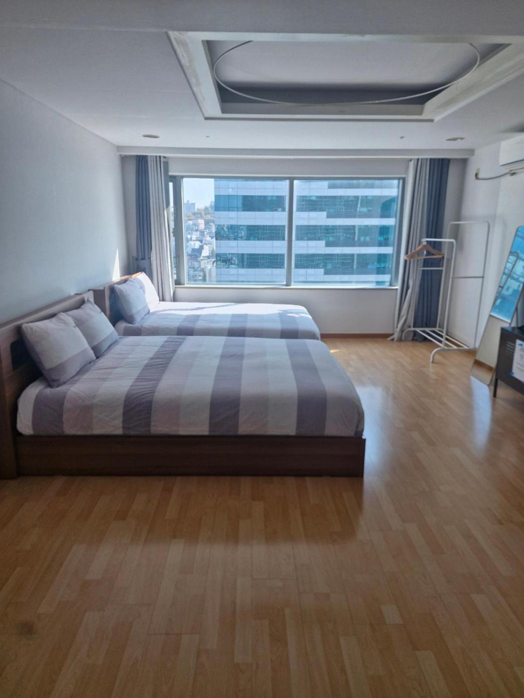Hongdae Guesthouse 1Min From Hongik Uni Station Exit #1 Сеул Экстерьер фото